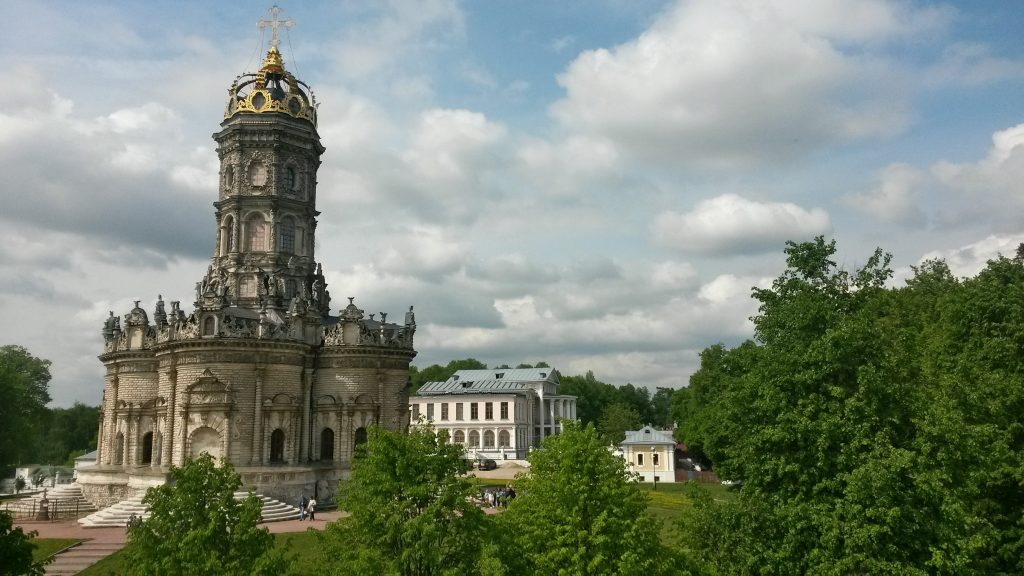 Храм с короной на вершине