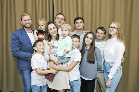 Жена священника с 17 детьми получила миллион рублей
