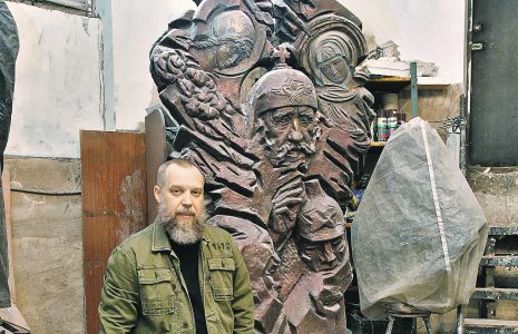 Скульптор Владимир Лепешов служит в алтаре