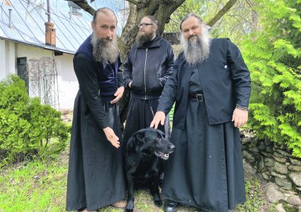 Как три монаха наркоманов исцеляют