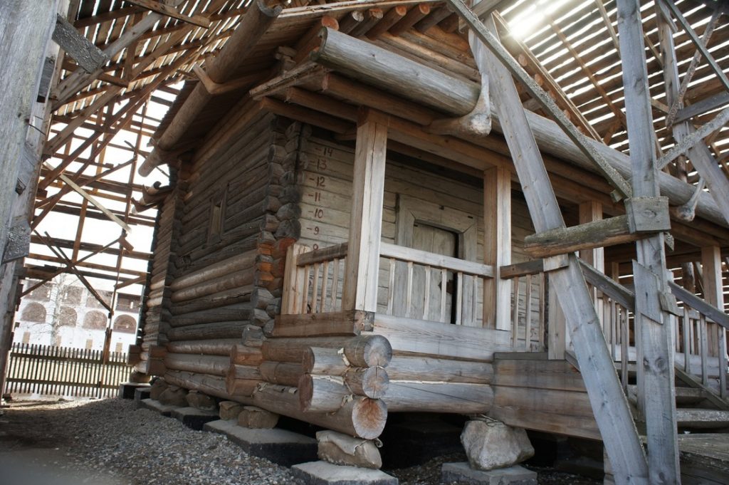 Самый древний в России деревянный храм снова переезжает