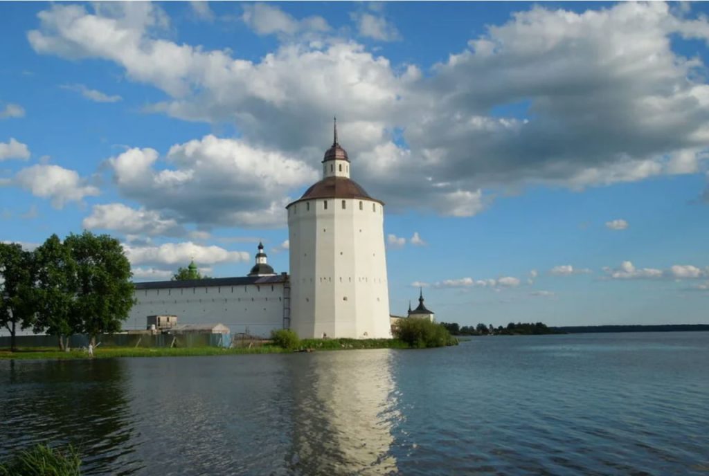 Над Кирилловом-городом синяя стынь